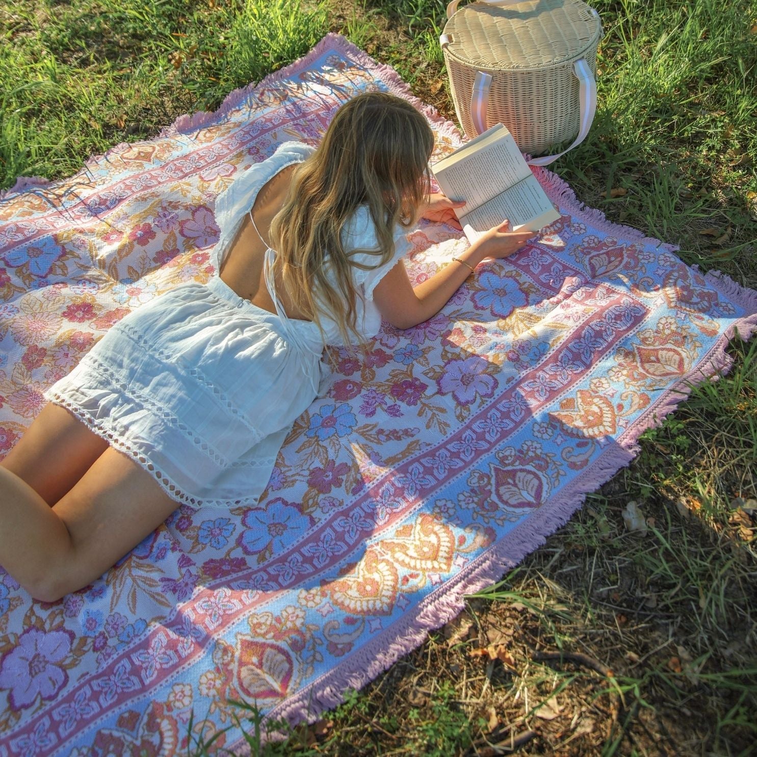 daisy-picnic-rug-7_ee9f9e77-c0a7-4866-ae25-9bad806f12c1.jpg