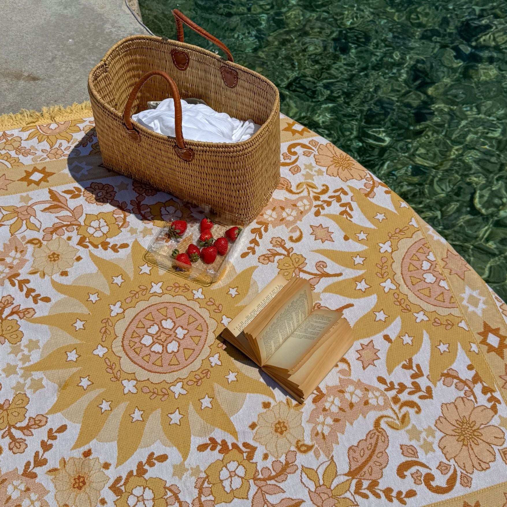 vacanza-woven-picnic-rug-australia-2_a72dab15-a0f3-47ad-9a66-519634e1812f.jpg