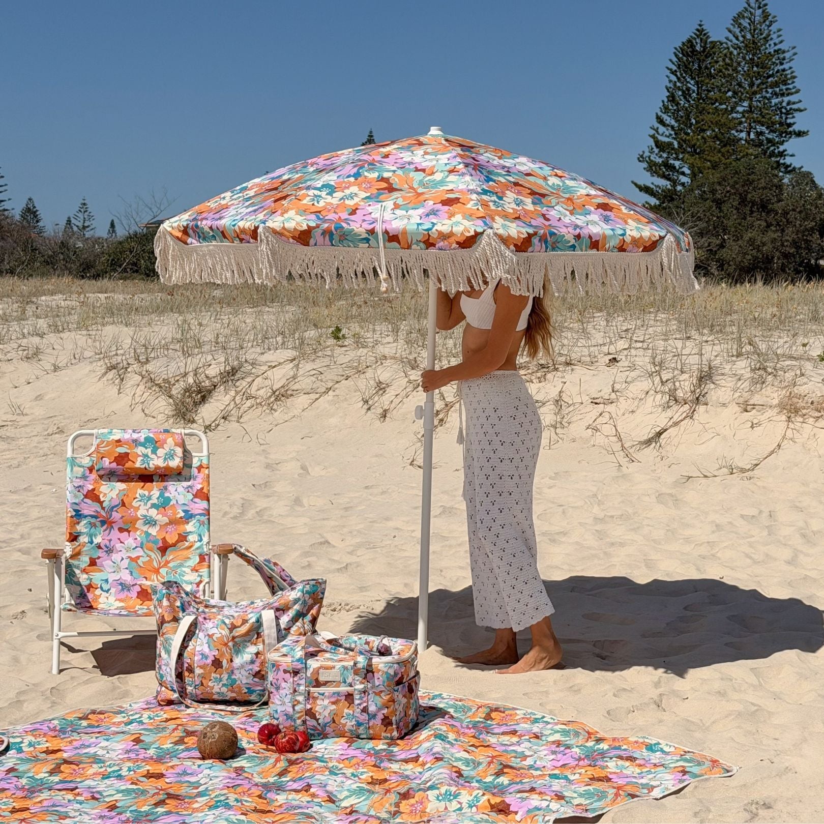 zinnia-beach-umbrella-1_bb4caf79-e17f-4f02-95d1-5cd36e63f794.jpg